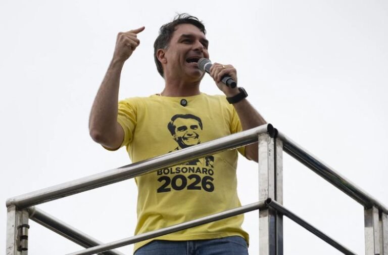 Flávio Bolsonaro muda estratégia e coloca segurança e custo de vida no centro da campanha