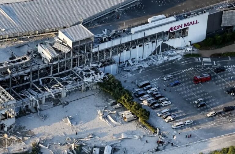 Terremoto provoca explosão, destrói shopping e deixa mortos no Japão