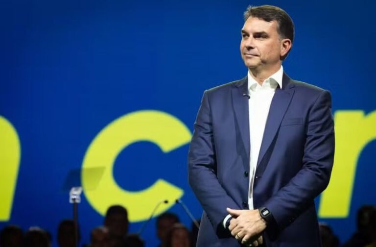 Sem Lula, sem debate: Flávio Bolsonaro muda estratégia para a campanha presidencial