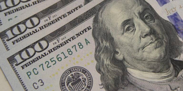 Dólar cai ao menor nível em quase dois meses, com alívio externo