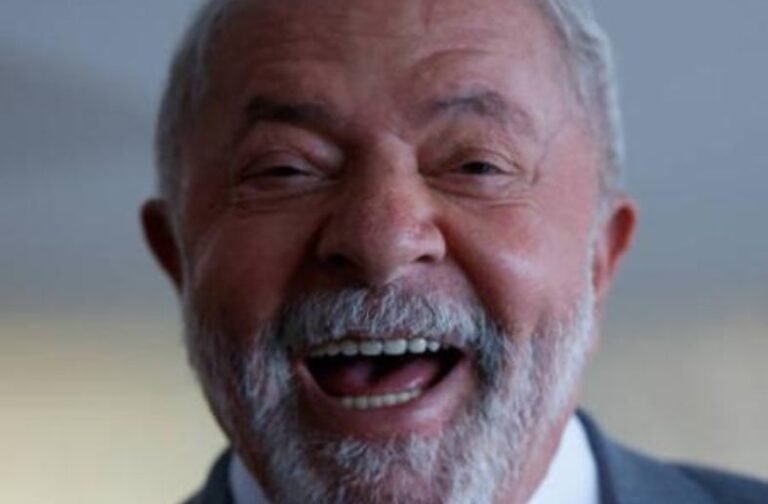 Lula zomba da memória do brasileiro ao chamar de “justiça”, em pleno período eleitoral, acabar com a taxa das blusinhas que ele próprio sancionou em 2024