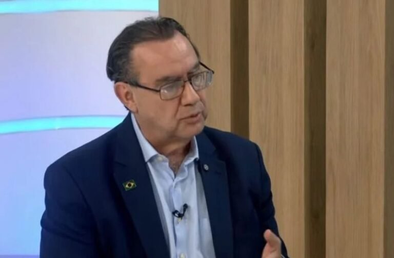 Atacar Augusto Cury agora pode prejudicar Flávio Bolsonaro no segundo turno; o inimigo é Lula