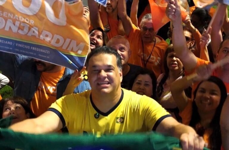 Monjardim larga na frente com adesivaço e bandeiraço