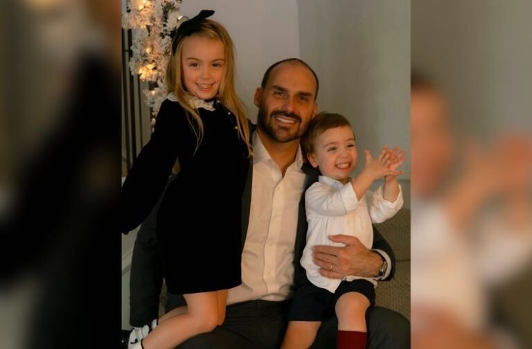 Em lágrimas, Eduardo Bolsonaro desabafa: "Posso ser preso e não ver mais meus filhos"