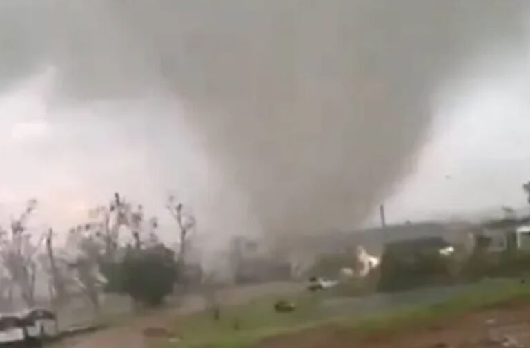 Tornado e ventos de 120 km/h: ciclone-bomba causa estragos e coloca 11 estados em alerta
