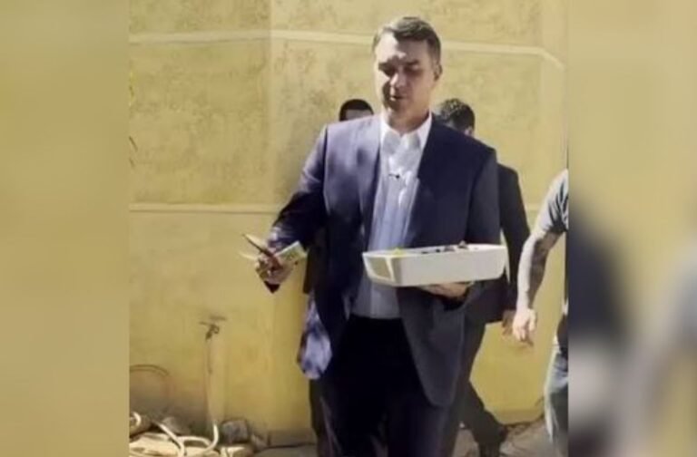 Flávio Bolsonaro serve churrasco a jornalistas e ironiza: “Já que o Lula não trouxe picanha, eu trouxe”