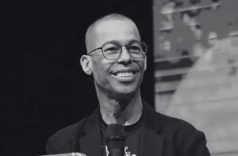 Pastor e cantor gospel Marquinhos Menezes morre aos anos após dois anos de luta contra câncer