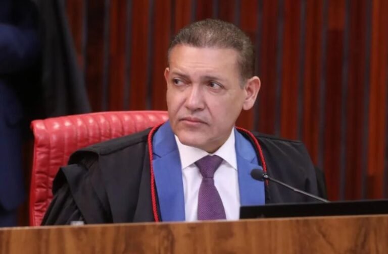 TSE suspende sistema de filiações após registro indevido de Flávio Bolsonaro