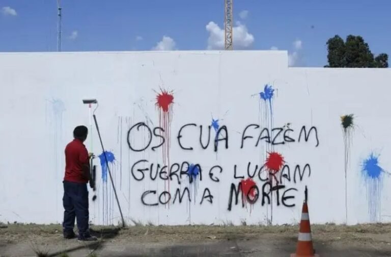 MST picha Embaixada dos EUA em Brasília, queima bandeira americana e desafia autoridades