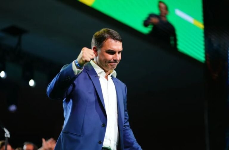 Flávio Bolsonaro critica governo Lula e diz que vai “arrumar a bagunça” da economia