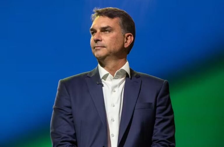 Flávio Bolsonaro ultrapassa Lula e venceria segundo turno da eleição, aponta PoderData