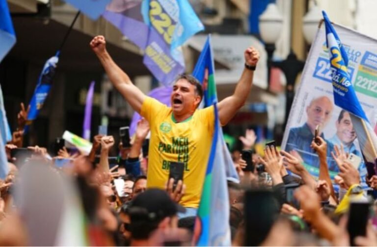 No local da facada em Bolsonaro, Flávio é carregado por apoiadores e promete “chegar até o final”