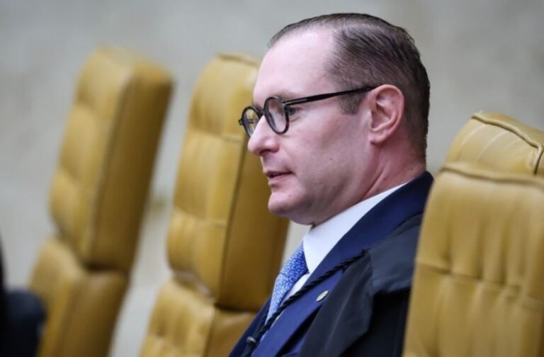 Zanin atropela Fachin, relator do caso, e recebe íntegra do celular de Vorcaro diretamente da PF