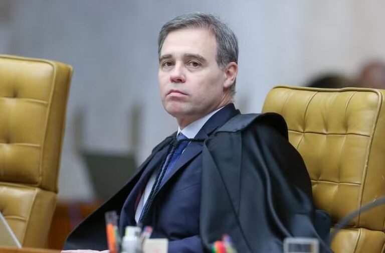 Mendonça acompanha Fachin para manter julgamento de Moraes separado