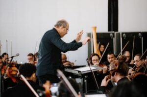 Cine.ema transforma floresta em palco para Orquestra Sinfônica do ES