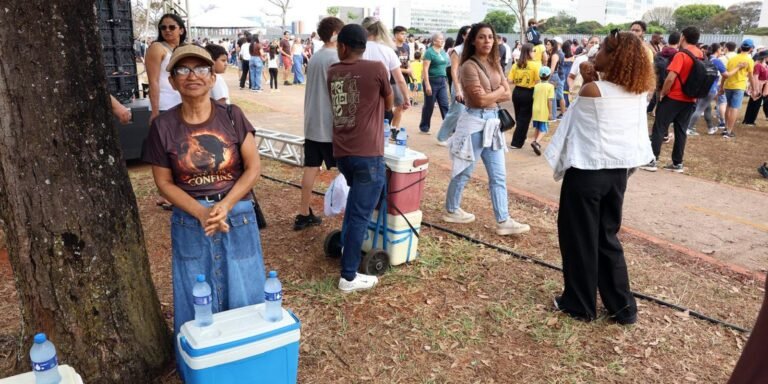 Ambulantes "desfilam" no 7 de Setembro em busca de sustento